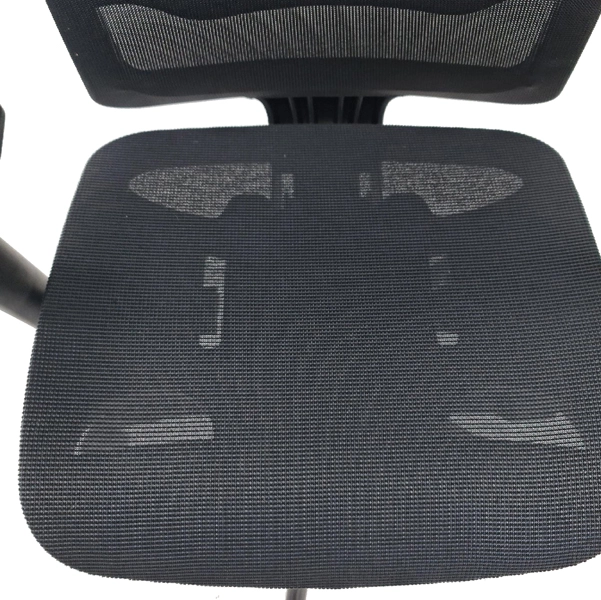 Sedia girevole su ruote con sedile in rete portante e schienale in rete nera, elevazione a gas. supporto lombare